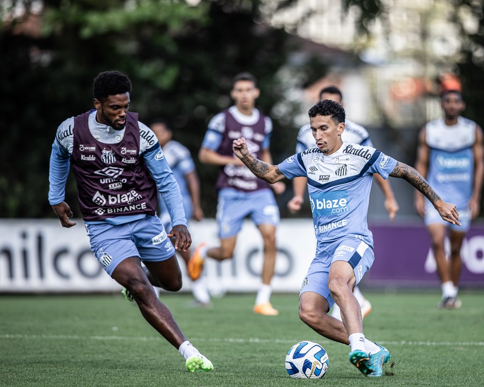 Dodi, volante titular do Santos, durante treino tático no CT Rei Pelé  — Foto: Raul Baretta/ Santos FC 