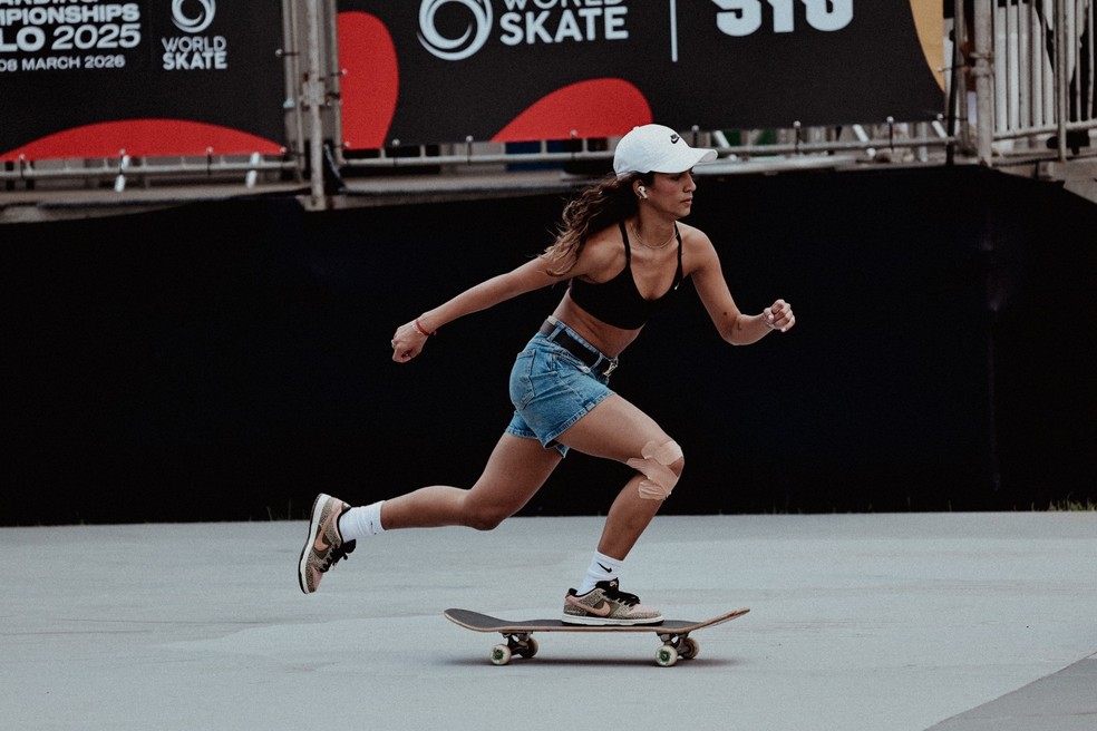Rayssa Leal andando de Skate