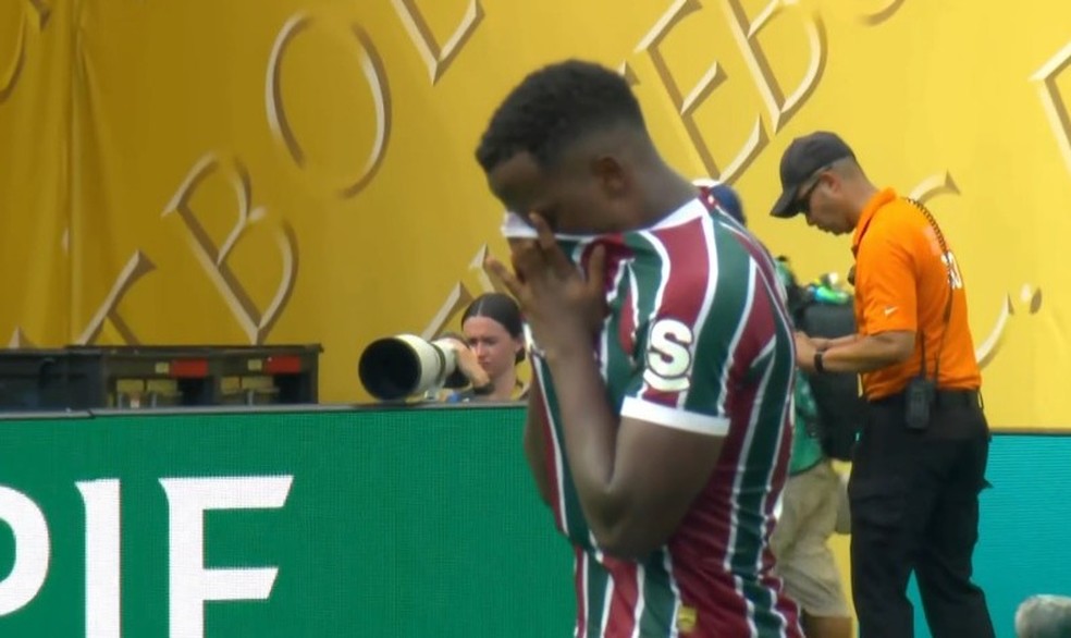 Arias chora após eliminação do Fluminense na Copa do Mundo — Foto: Reprodução TV Globo