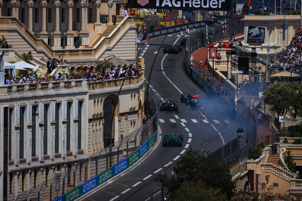 Público nas sacadas acompanha batida entre Sergio Pérez, Kevin Magnussen e Nico Hulkenberg, no GP de Mônaco da F1 2024 — Foto: Jayce Illman/Getty Images