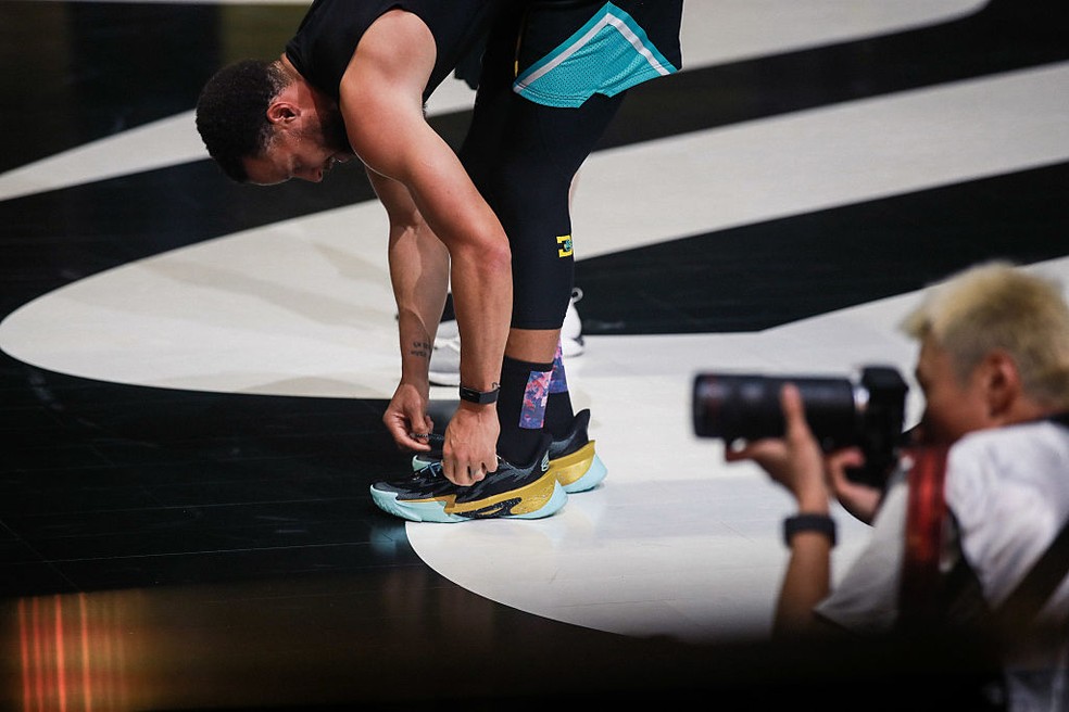 Curry encerra parceria de 13 anos com marca esportiva — Foto: Getty Images