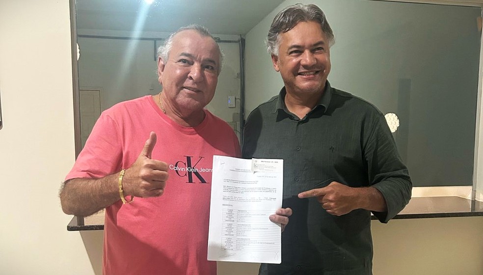Dorileo Leal ao lado de Reydner Souza no registro de chapa na FMF — Foto: Divulgação internet