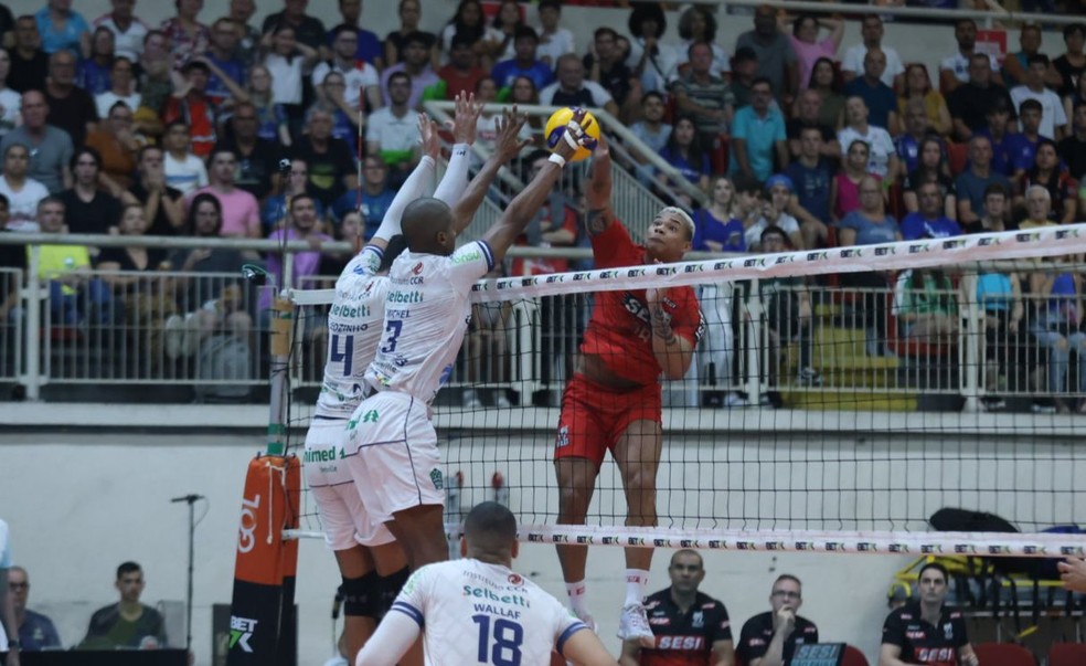 Darlan sobe alto para pontuar contra o Joinville no 2º jogo das semifinais da Superliga Masculina — Foto: Daniel Mafra