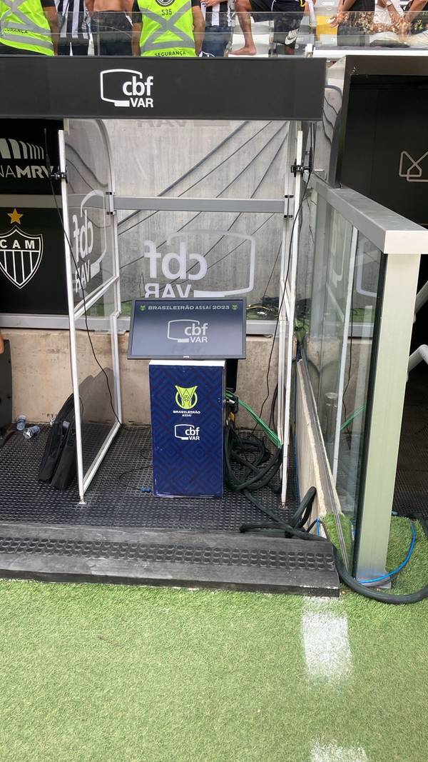 Atlético-MG x Grêmio começa com tela do VAR desligada, e Comissão de Arbitragem da CBF se justifica