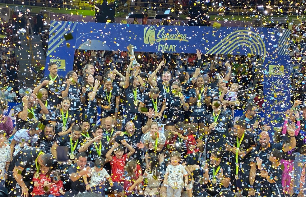 Osasco foi campeão da última edição da Superliga Feminina — Foto: David Abramvezt