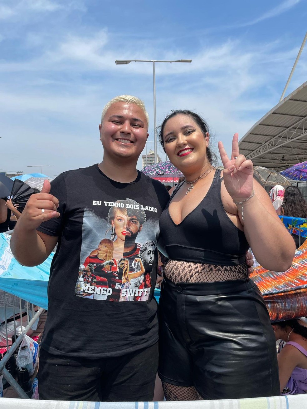 Eric Torres, de 24 anos, e a namorada Amanda Moreira; fã uniu Flamengo e Taylor Swift na camisa — Foto: Arquivo Pessoal