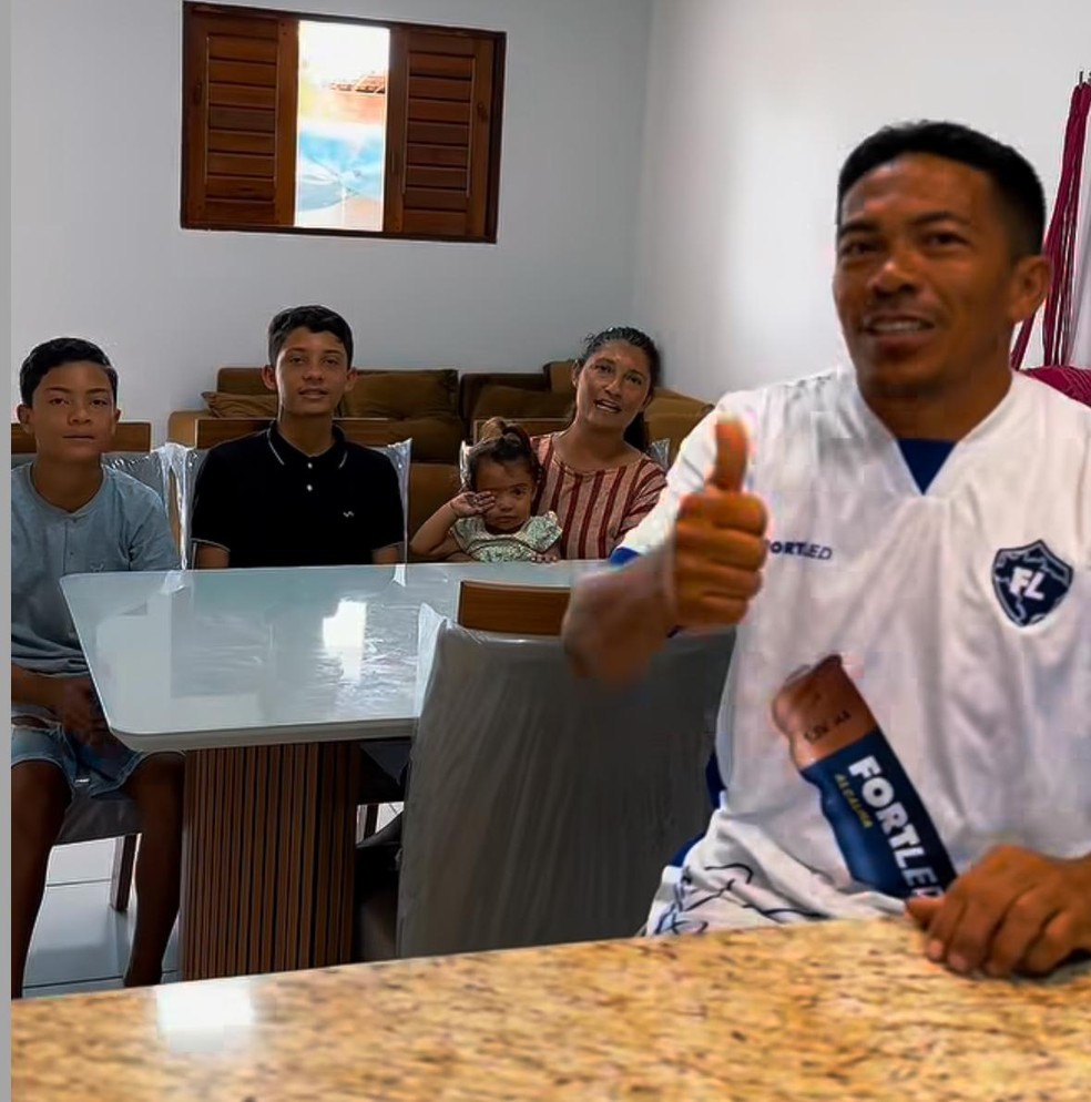 Lalau ao lado da esposa e dos filhos na nova casa — Foto: Reprodução