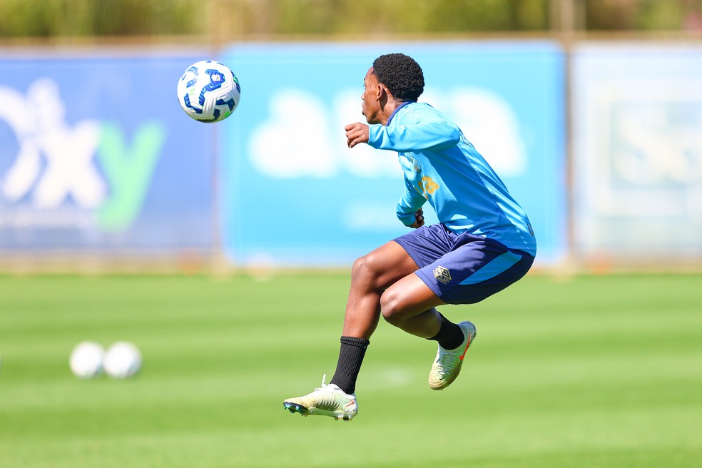 Gabriel Mec em treino do Grêmio — Foto: Lucas Uebel/Grêmio