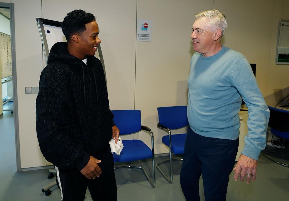 Endrick e Ancelotti durante visita ao Real Madrid — Foto: Divulgação / Real Madrid