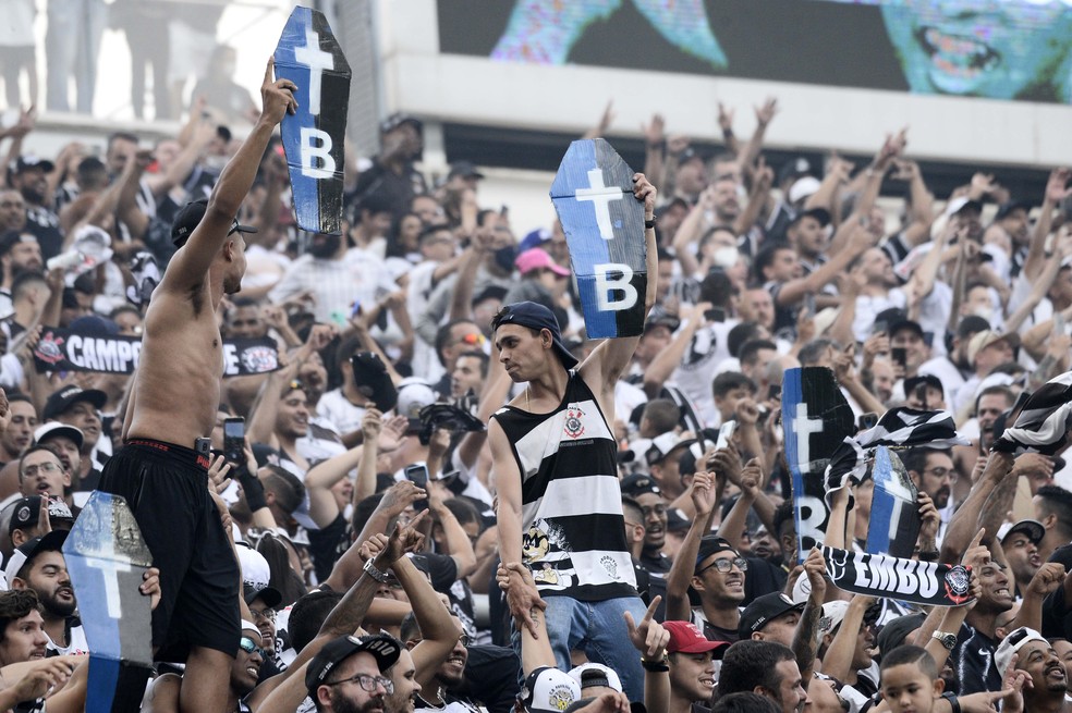 Torcida do Corinthians com caixões em alusão ao possível rebaixamento do Grêmio — Foto: Marcos Ribolli