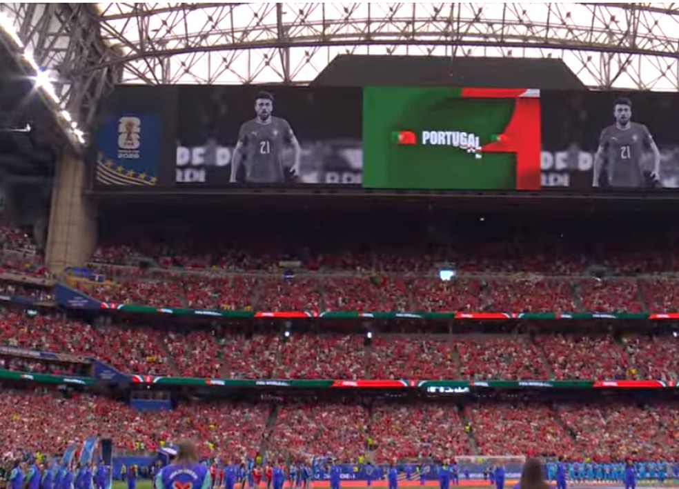 Diogo Jota homenageado no telão