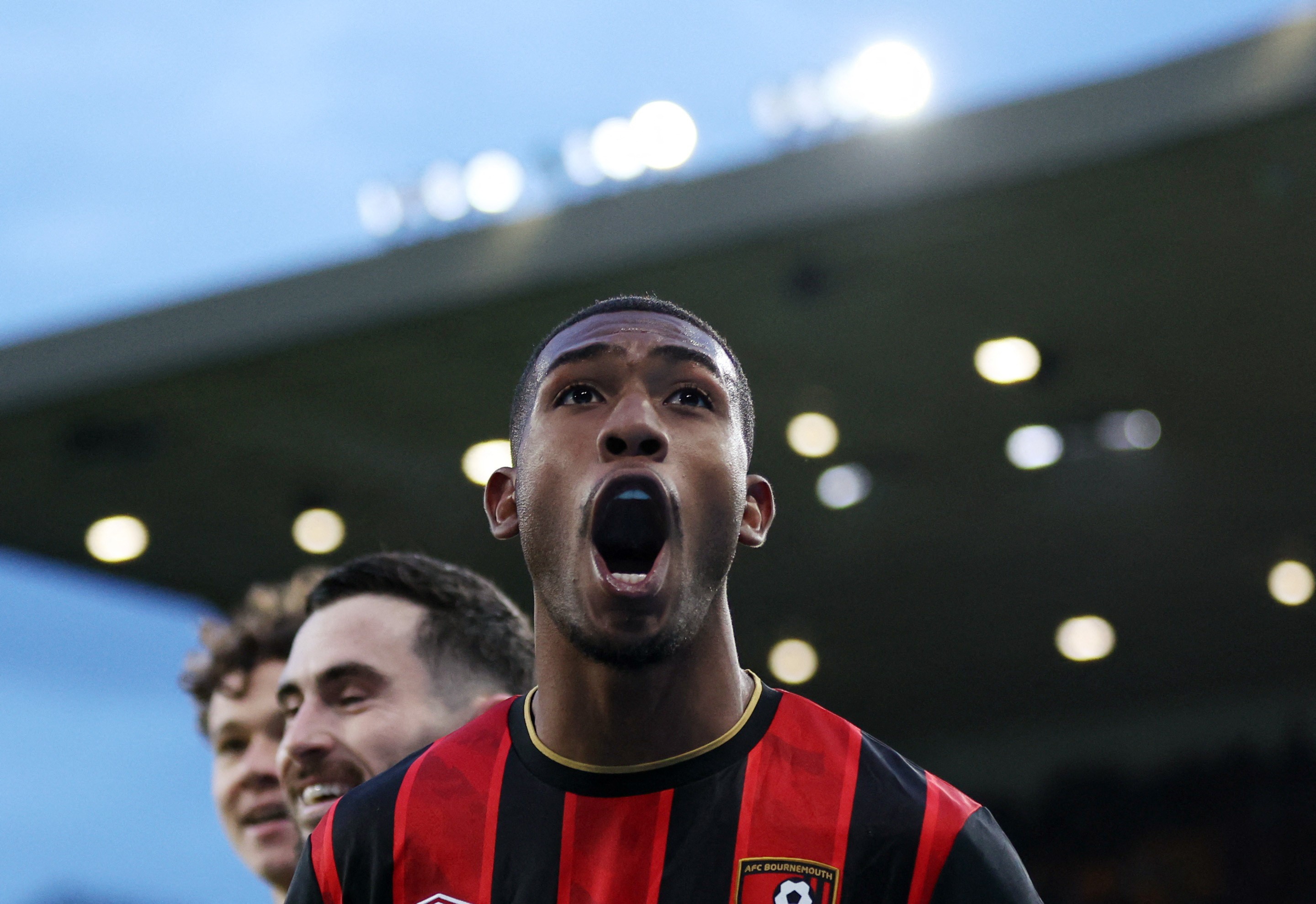 Técnico do Bournemouth celebra estreia de Rayan: "Cenário perfeito"