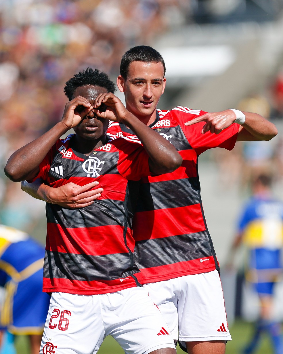Shola comemora com Carbone o primeiro gol do Flamengo contra o Boca na final da Libertadores Sub-20 — Foto: Conmebol