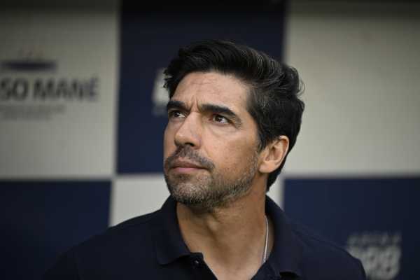 Abel critica Palmeiras e considera empate merecido por decisões erradas no jogo.