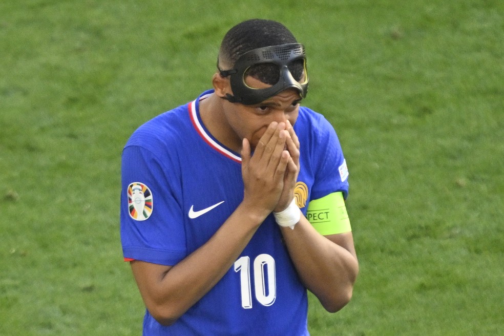 Kylian Mbappé demonstra incômodo no nariz no jogo da França contra a Polônia 