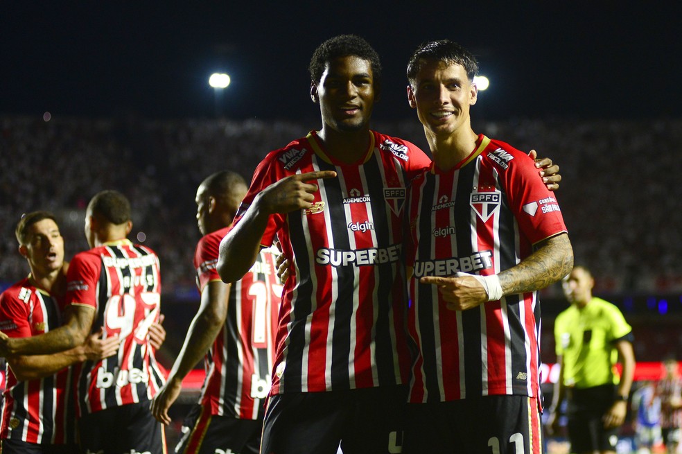 Lucas Ferreira e Ferreira comemoram gol do São Paulo — Foto: Marcos Ribolli