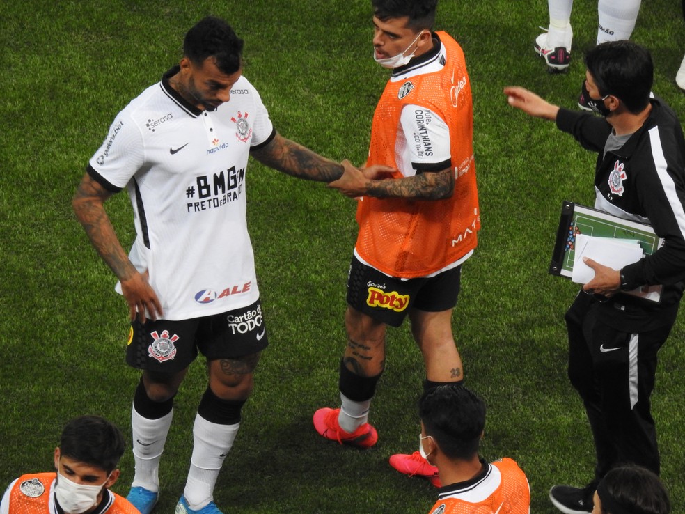 Michel Macedo consolado por Fagner em Palmeiras x Corinthians — Foto: Marcelo Braga
