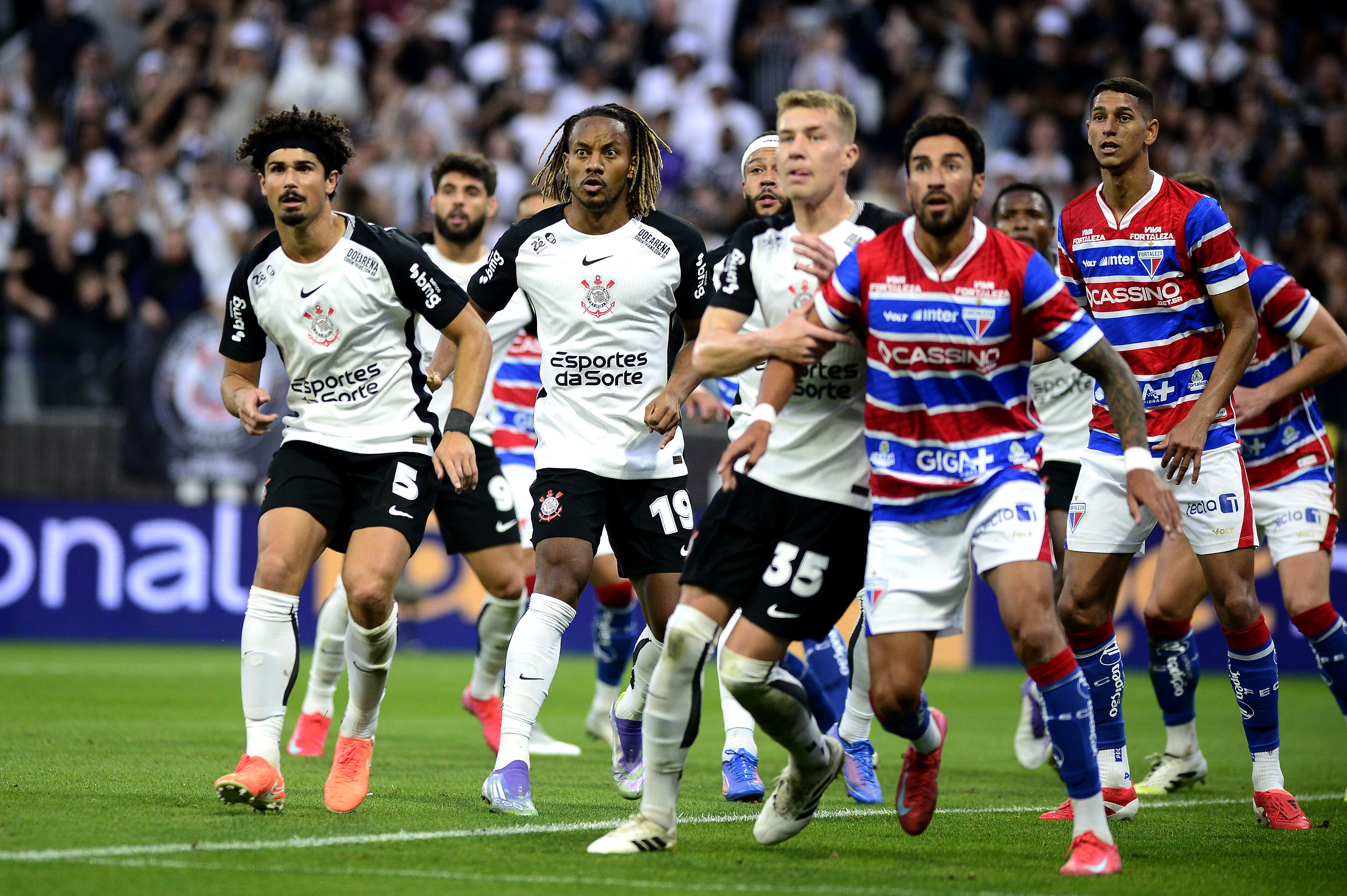 Quarta-feira: torcida corintiana envia mensagem antes do clássico contra o Palmeiras.