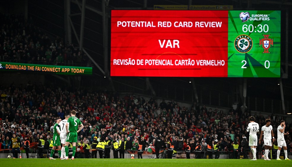 Árbitro puniu português com cartão amarelo, mas depois revisou o lance e mostrou o vermelho — Foto: Getty Images