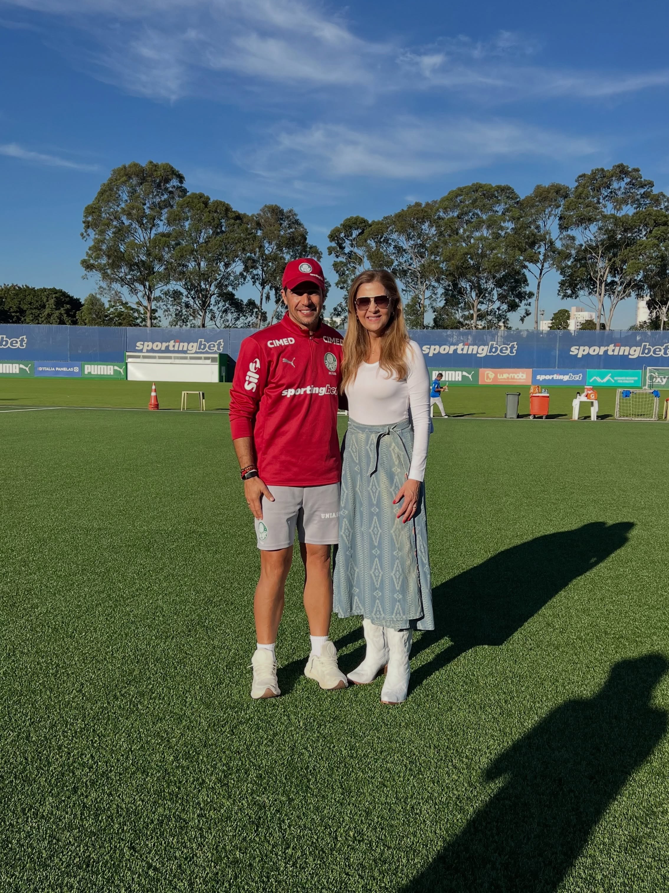 Leila Apresenta Apoio a Abel e ao elenco do Palmeiras em Pré-Jogo Crucial da Libertadores