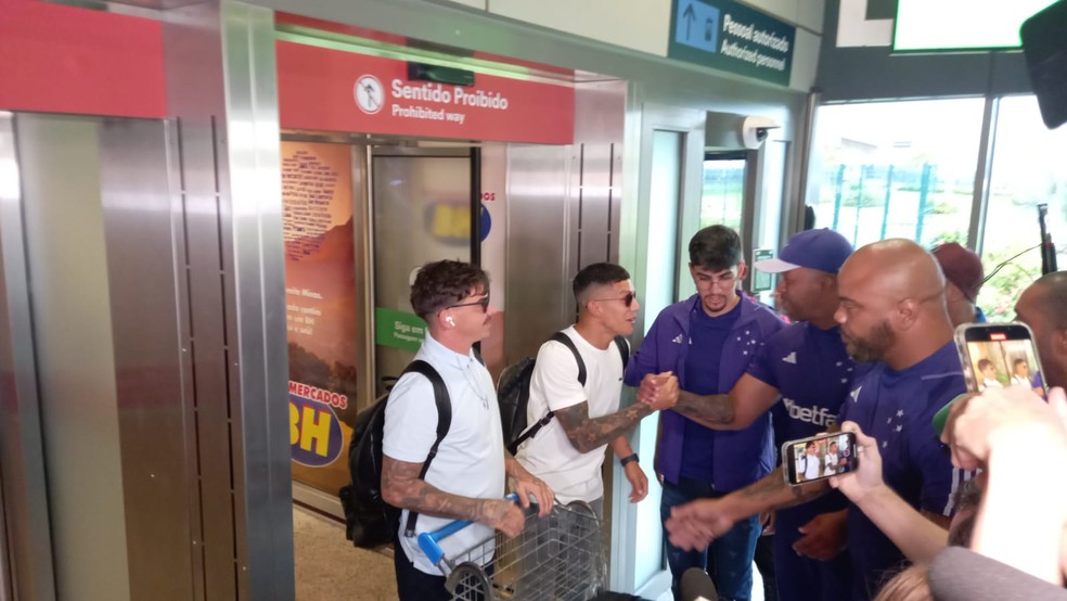 Lucas Romero chega em BH para assinar com o Cruzeiro — Foto: Gabriel Duarte