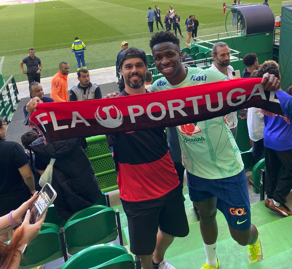 Vinicius Junior com torcedor do Flamengo em Portugal &mdash; Foto: Arquivo Pessoal