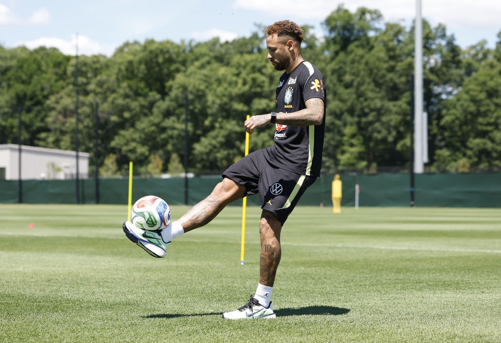 Neymar trabalha no campo com chuteiras no dia 16 de junho � Foto: Rafael Ribeiro / CBF