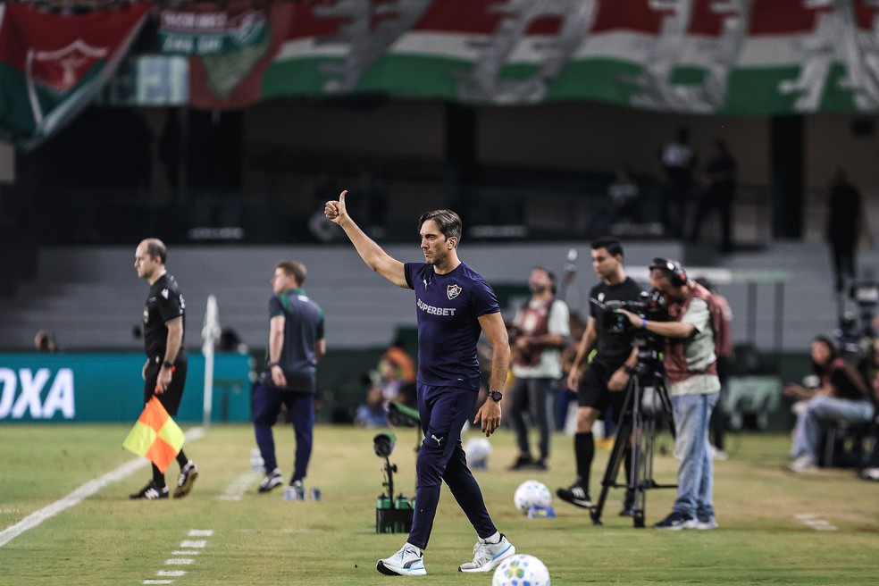 Zubeldía crítica anulação de gol do Flu e ironiza: "É um gênio"