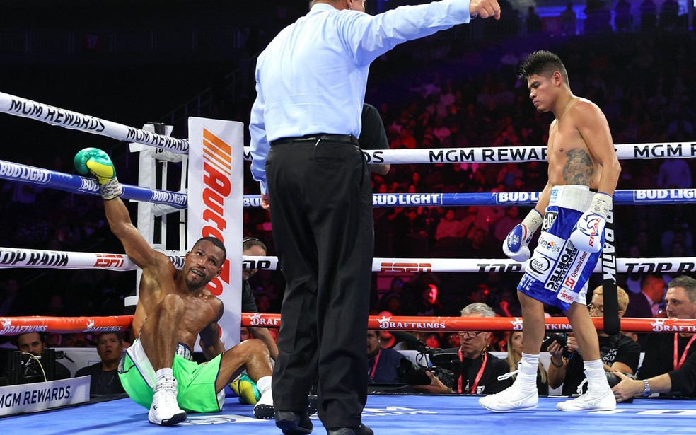 Robson Conceição sofreu dois knockdowns contra Emanuel Navarrete pelo cinturão WBO — Foto: Top Rank