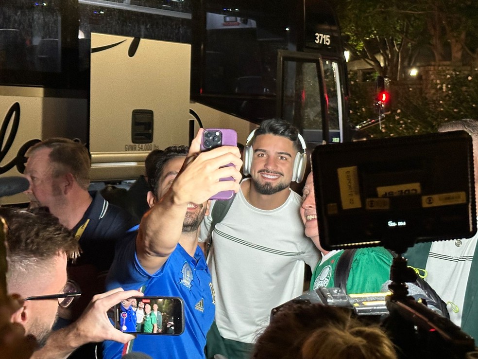 Flaco López em chegada do Palmeiras a Greensboro para a Copa do Mundo de Clubes — Foto: Thiago Ferri