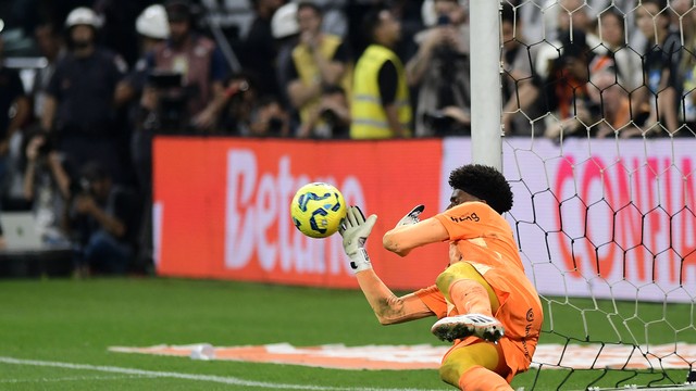Hugo Souza defende cobrança de pênalti em Corinthians x Cruzeiro