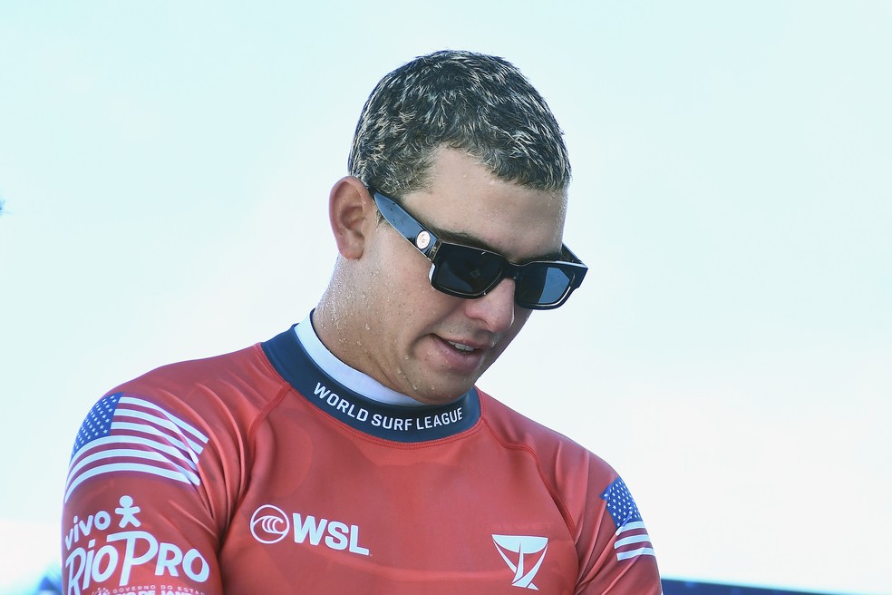 Cole Houshmand com o cabelo descolorido em Saquarema — Foto: Alexandre Durão