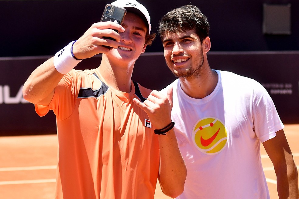 João Fonseca tira foto com Carlos Alcaraz — Foto: Arquivo pessoal/João Fonseca