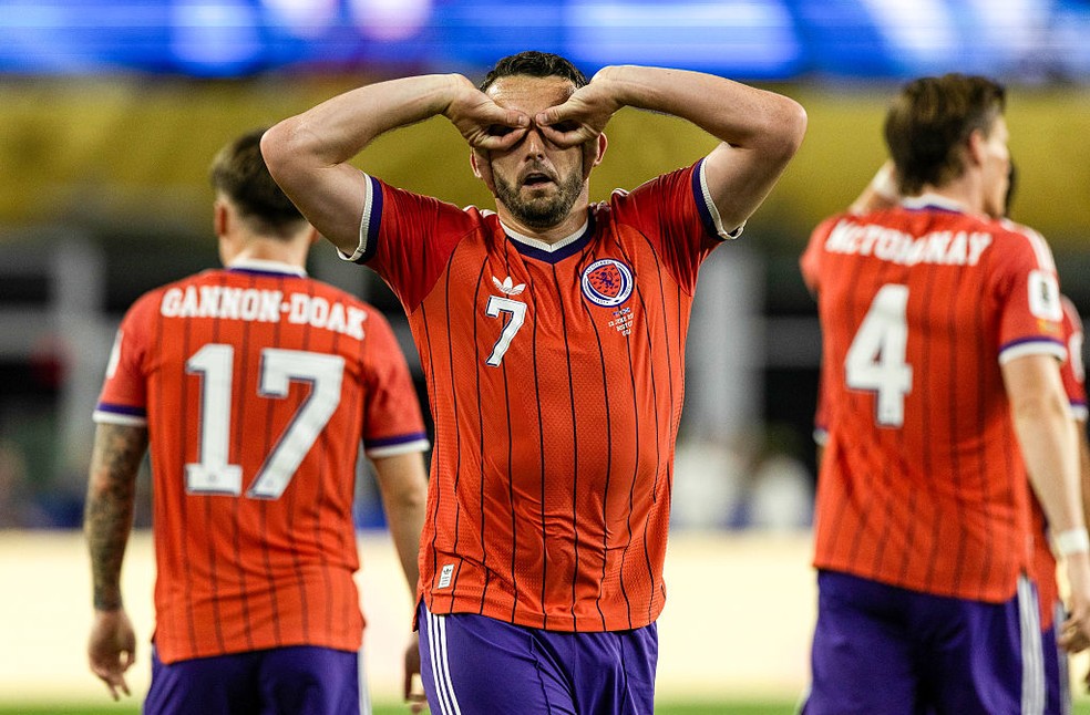 John McGinn celebra o gol da Escócia diante do Haiti — Foto: Craig Williamson/SNS Group via Getty Images