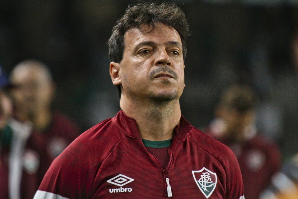 Fernando Diniz, do Fluminense, em partida contra o Coritiba — Foto: Gabriel Machado/AGIF