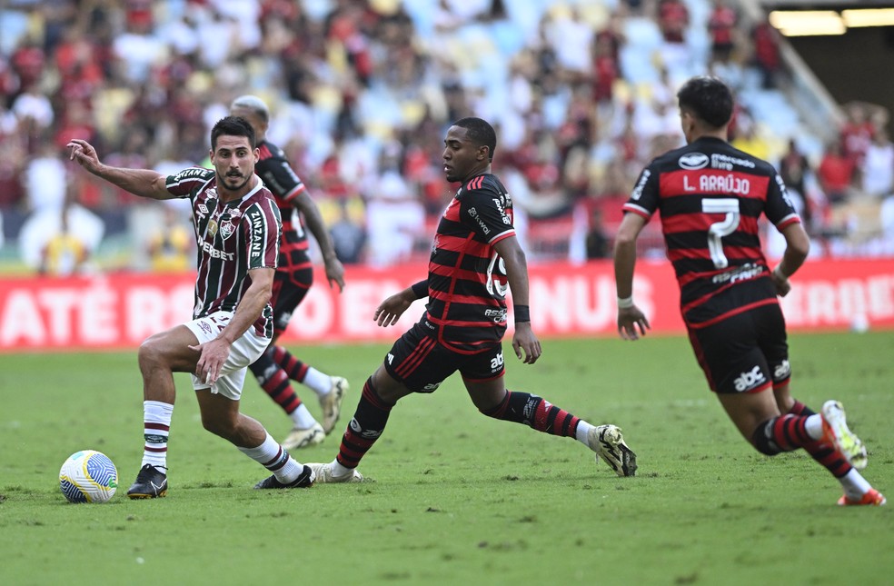 Gabriel Pires é marcado por rivais em Fluminense x Flamengo — Foto: André Durão