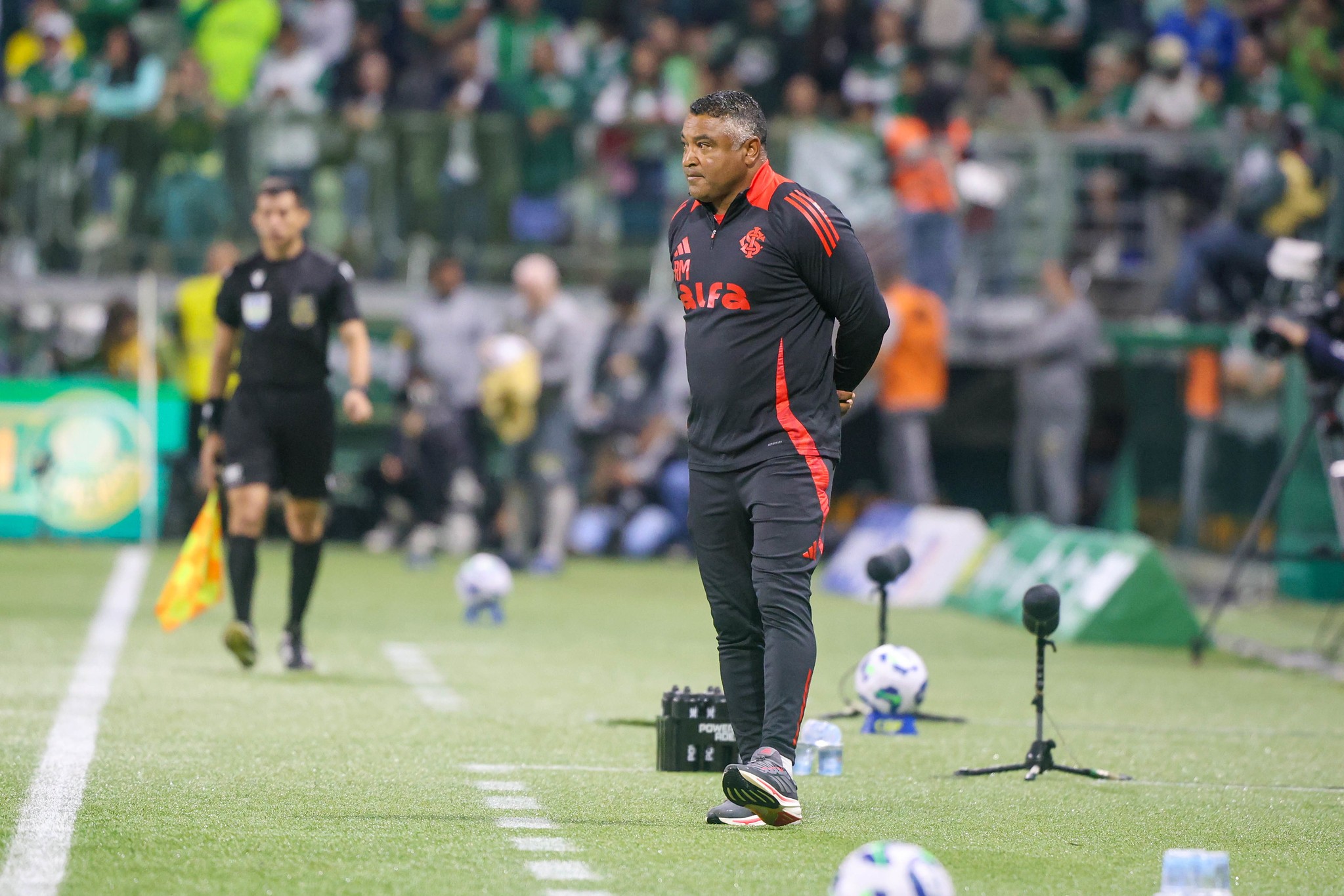 Direção do Inter dobra aposta ao manter Roger até o Gre-Nal