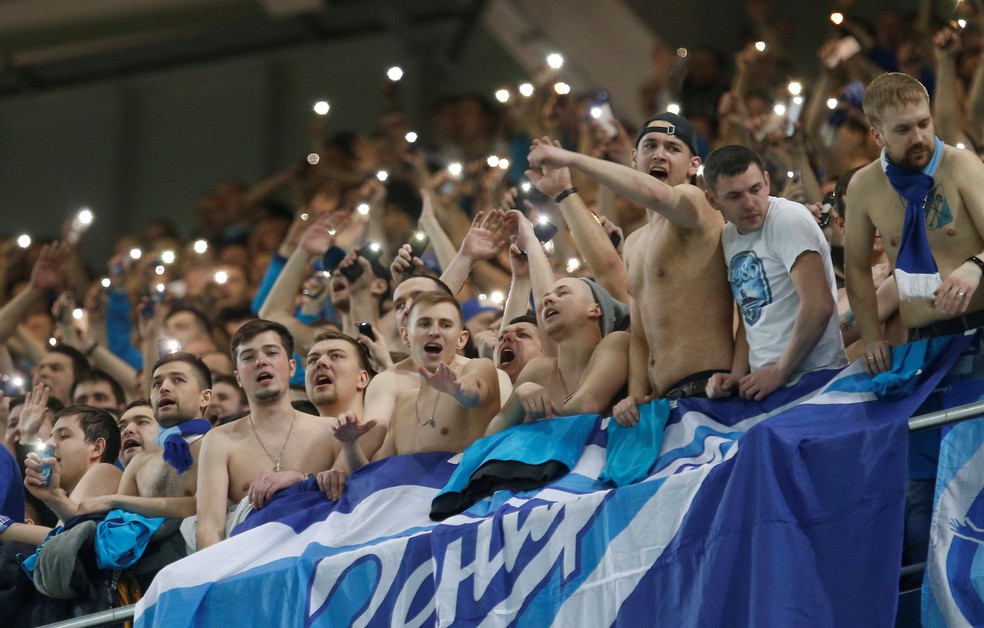 Em meio a crise sanitária, torcida do Zenit exibe faixa: 'Somos doentes  pelo futebol