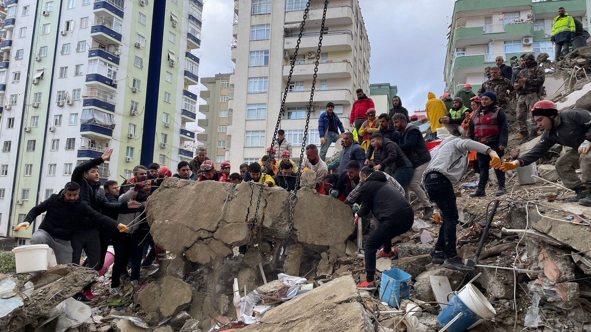 Terremoto na Turquia: jogador salta do segundo andar para fugir de