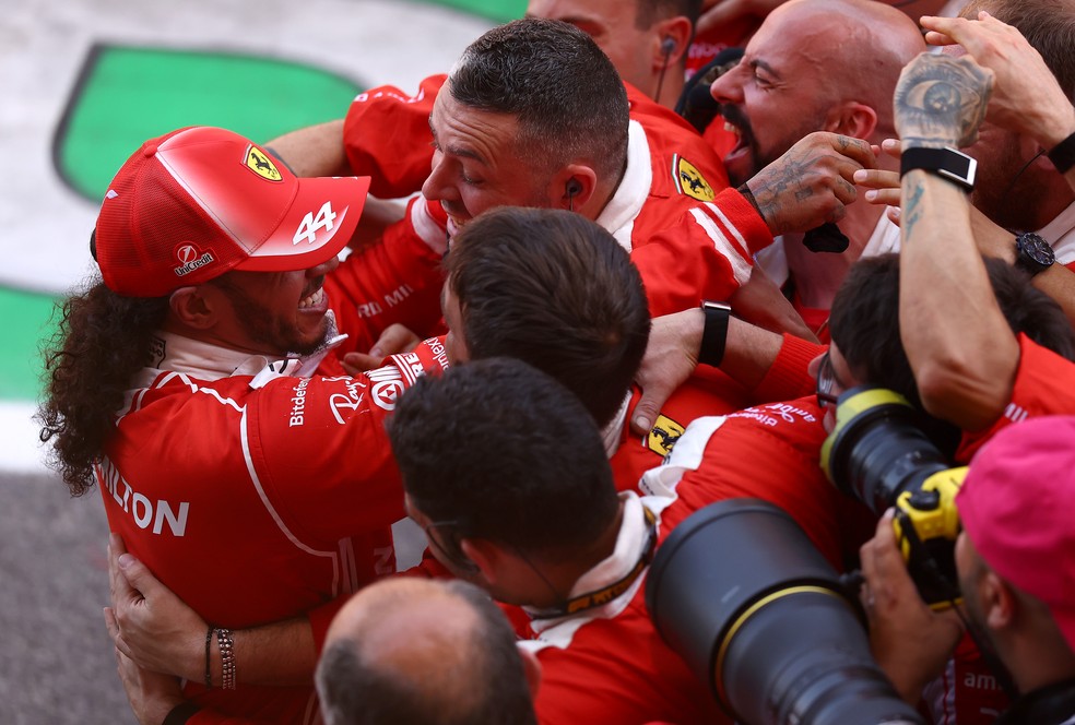Hamilton celebra com a equipe após vitória