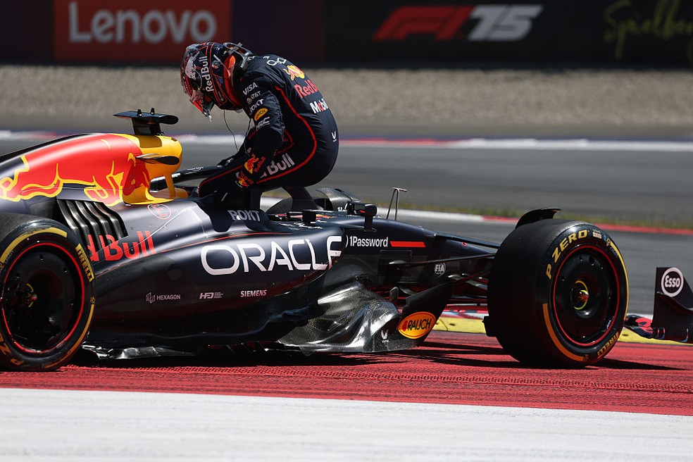 Verstappen abandonou GP da Áustria após ter sido atingido por Kimi Antonelli — Foto: Sam Bloxham/LAT Images