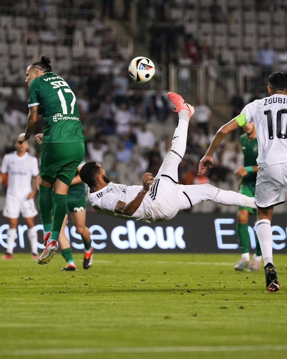 Juninho finaliza de bicicleta pelo Qarabag — Foto: Divulgação / Qarabag