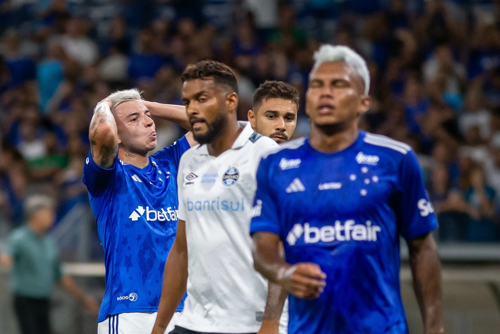 Reinaldo e Gabriel Veron em Cruzeiro x Grêmio — Foto: Fernando Moreno/AGIF