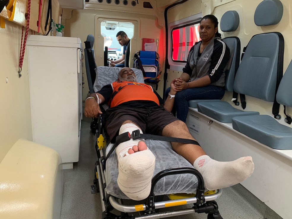 Fotógrafo Nuremberg José Maria é atingido por bomba atirada pela torcida durante Atlético-MG x Flamengo — Foto: Lafaete Vaz