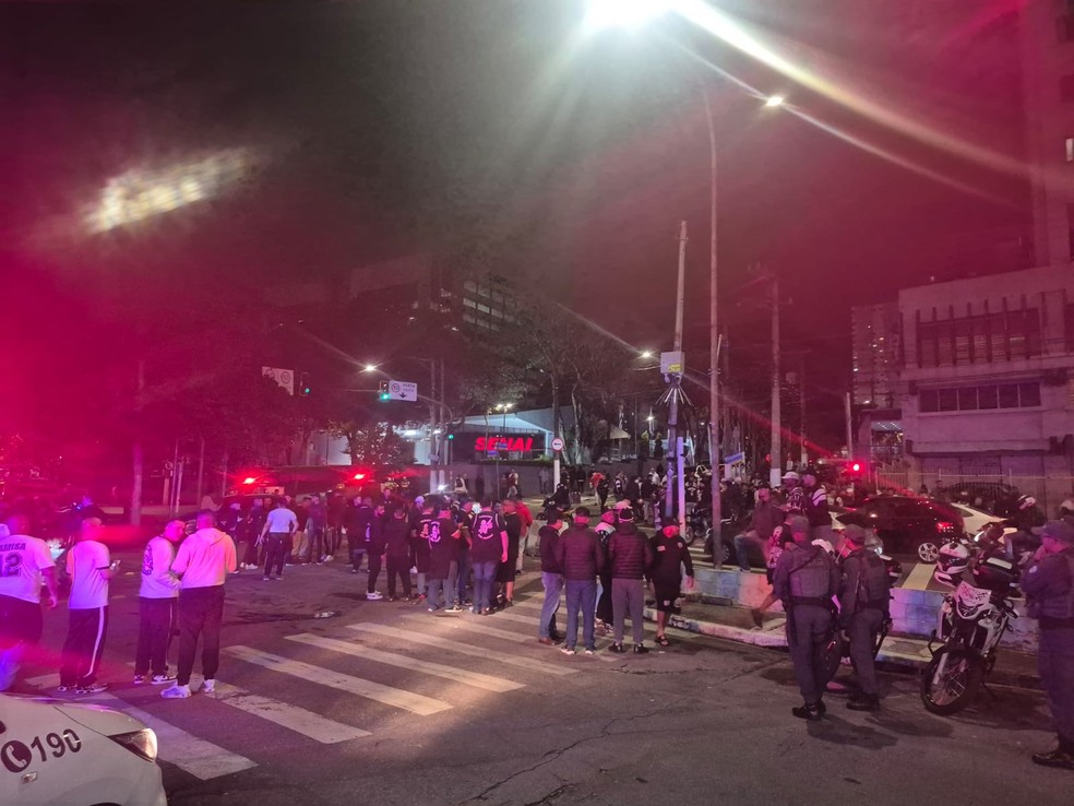 CONFIRA: Veja o momento em que a organizada invadiu o CT do Corinthians