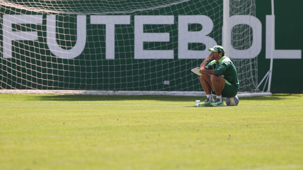 Abel Ferreira reflete sozinho em treino do Palmeiras na Academia de Futebol � Foto: Cesar Greco