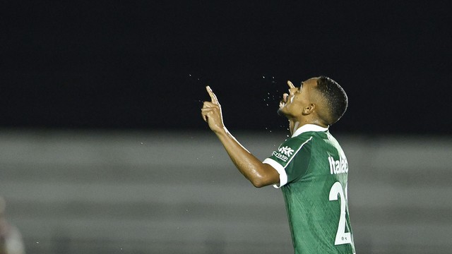 Jean Carlos comemora gol do Goiás contra o Botafogo-SP em Ribeirão Preto