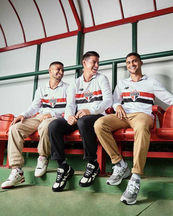 São Paulo lança novos uniformes de manga longa para temporada atual.