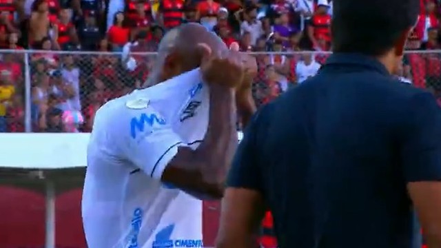 Vagner Love deixa campo chorando