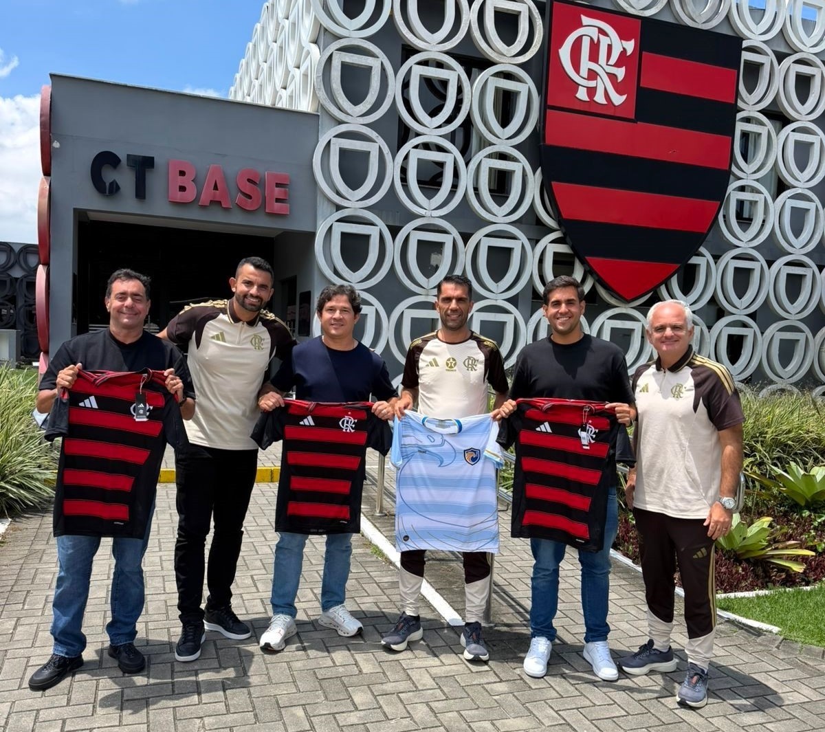 QFC de olho no Fla: Diretoria visita Ninho do Urubu para trocar figurinhas sobre gestão e formação